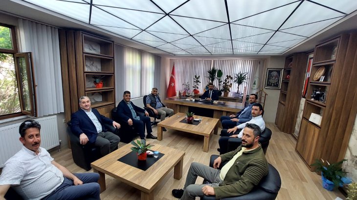 Yönetim Kurulu ve Meclis üyelerimiz Saraydüzü Belediye Başkanı Ferdi Canoğlu'nu makamında ziyaret ettiler